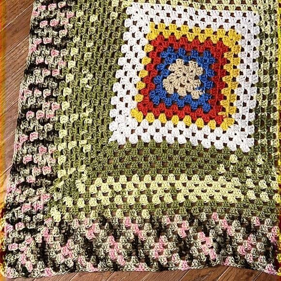Beautiful vintage granny square blanket throw handmade colorful 38 inch square - Picture 4 of 11